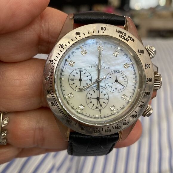Vintage TW watch. Mother of pearl face with 9 diamonds accent. Needs batteries - Picture 1 of 8